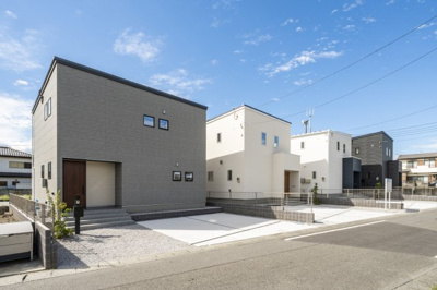 【外観】 | 〈FG〉本庄市日の出2丁目フルクラシルB棟 | 分譲地の雰囲気は各建物の雰囲気で織りなされるものです。分譲地の街並みを意識して各建物のデザインを考えています。