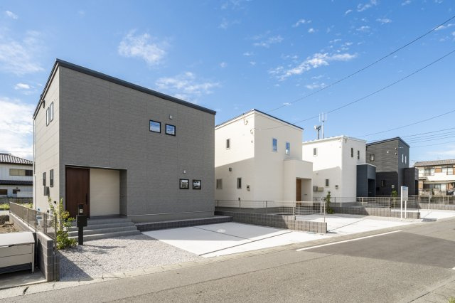 【外観】 | 〈FG〉本庄市日の出2丁目フルクラシルB棟 | 分譲地の雰囲気は各建物の雰囲気で織りなされるものです。分譲地の街並みを意識して各建物のデザインを考えています。