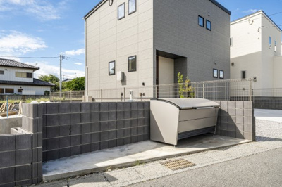 【その他】 | 〈FG〉本庄市日の出2丁目フルクラシルB棟 | 分譲地ゴミステーション。しっかり蓋つきでゴミの散乱も心配少ないです！分譲地内にゴミステーション設置なのでゴミ出しラクラク◎