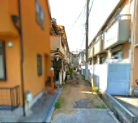灘区高羽町3丁目の前面道路含む現地写真|キッチン横には、ゴミ置きや換気にも便利な出入り口があります
