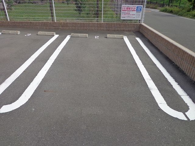 エイト史竹の駐車場