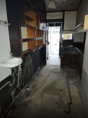 平塚市明石町の店舗事務所の駐車場