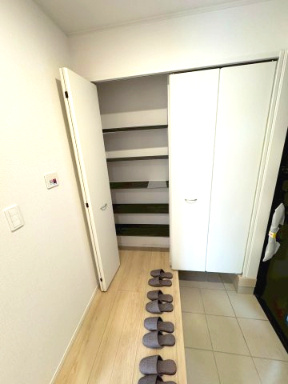 新築戸建て　函南町仁田第１２　全４棟　２号棟の玄関|現地写真