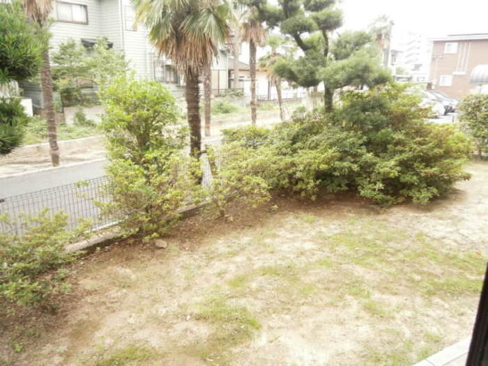 ニューライフつぶく　B棟の庭