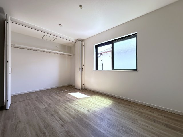 明石市大久保町江井島新築戸建の洋室|ハンガーバ―付きのクローゼットは、収納量豊富で使い勝手良好です。