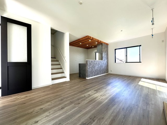明石市大久保町江井島新築戸建の居間・リビング|窓から差し込む気持ちの良い光と風。LDKはついついみんなが集まりたい場所に♪