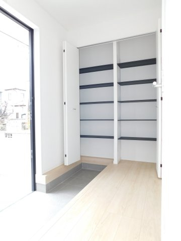 名古屋市港区福田１丁目の新築一戸建の玄関|◇玄関収納◇　　家族の履物がしっかり片付く可動棚付きの広い収納♪　