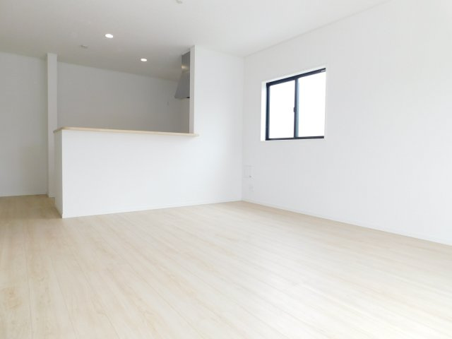 名古屋市港区福田１丁目の新築一戸建の居間・リビング|◇リビング◇　　南面で明るいリビング１５．０帖　会話が弾む対面キッチン♪