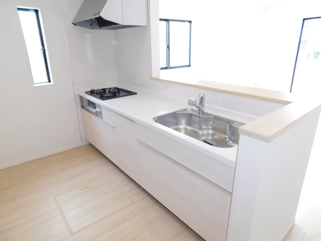 名古屋市港区福田１丁目の新築一戸建のキッチン|◇キッチン◇　　人気の対面式・人造大理石トップシステムキッチン・浄水器一体型水栓・静音仕様シンク・Sｉセンサーコンロ（３口）・前面コンセント完備・床下収納庫など