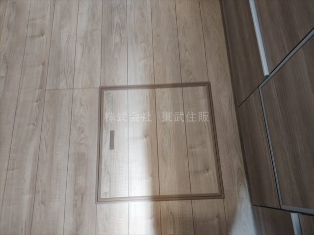 【キッチン】 | 入間郡越生町越生東６丁目　全４棟　2号棟 | キッチン床下収納庫