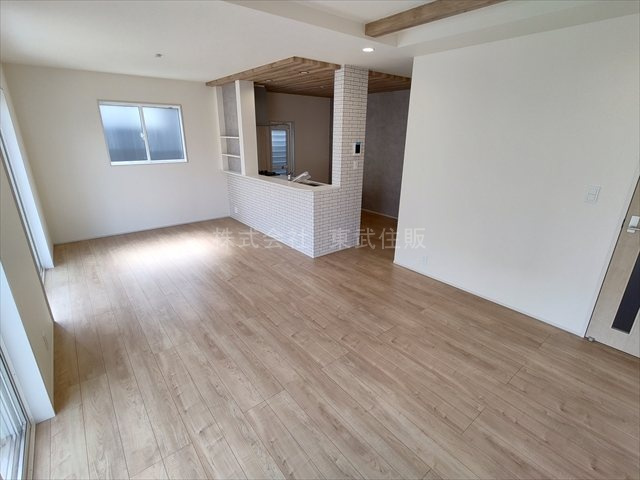 【居間・リビング】 | 入間郡越生町越生東６丁目　全４棟　2号棟 | こちらの18.0帖のリビングで趣味の時間をお楽しみください