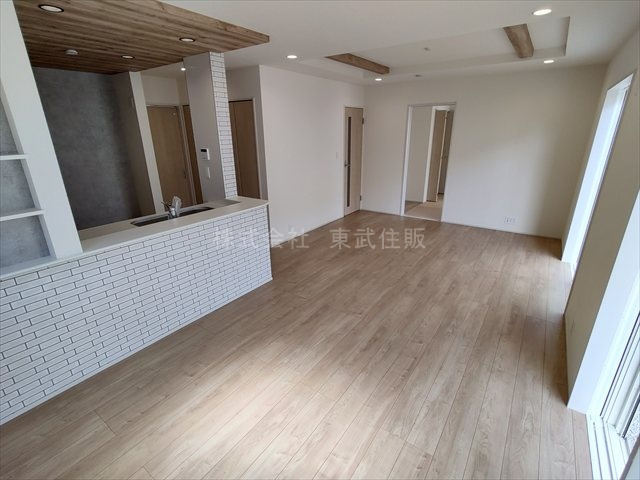 【居間・リビング】 | 入間郡越生町越生東６丁目　全４棟　2号棟 | ゆったり過ごせるリビングです