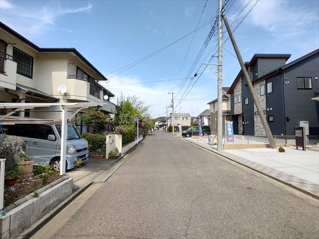 【前面道路含む現地写真】 | 入間郡越生町越生東６丁目　全４棟　2号棟 | 本下水