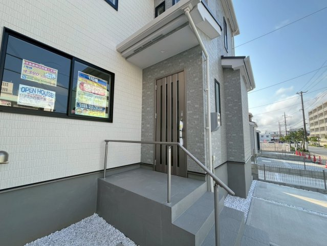 ハートフルタウンうるま市江洲全10棟（新築戸建て・分譲住宅）の玄関