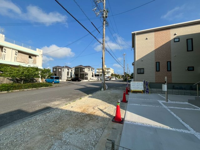 ハートフルタウンうるま市江洲全10棟（新築戸建て・分譲住宅）の前面道路含む現地写真