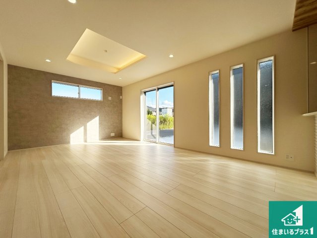 ◆泉佐野市日根野　新築一戸建ての居間・リビング|日当たり良好の明るいリビングで朝の目覚めもスッキリできそう！対面キッチンでご家族のコミュニケーションも自然と増える設計！小さなお子様が遊ぶスペースを作っても広々とくつろげるLDK！
