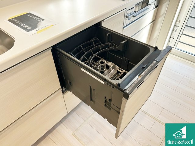 ◆泉佐野市日根野　新築一戸建ての設備|食事後の一仕事、食器洗いをボタン一つでお任せできちゃいます！場所を取らないビルトイン式なので、お料理スペースもしっかり確保！
