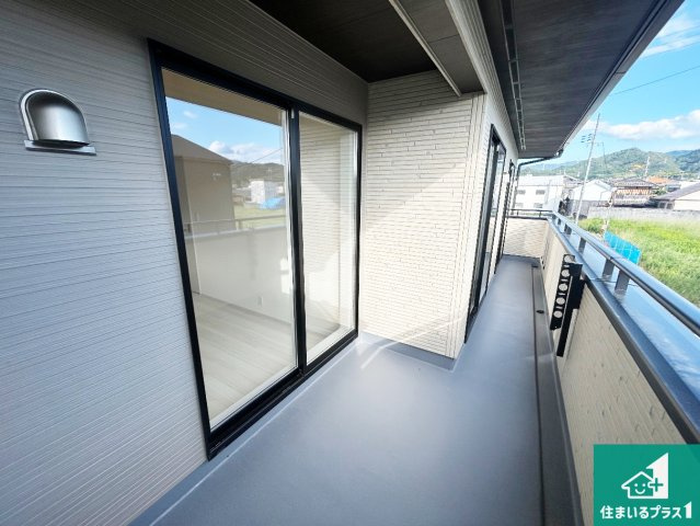 ◆泉佐野市日根野　新築一戸建てのバルコニー|ワイドバルコニーは洗濯物を干すスペースが広いのでご家族が多くても安心！