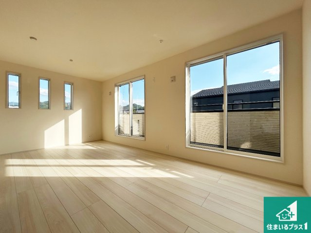◆泉佐野市日根野　新築一戸建ての洋室|寝室は心地よい眠りについてもらいたくて、シンプルでかつ開放的な空間に！大きな窓から差し込む朝日が、すっきりとした目覚めをサポートします。