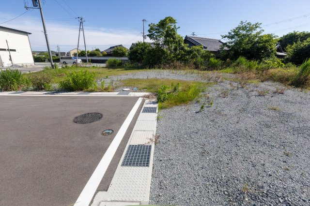 たつの市誉田町福田　売土地の前面道路含む現地写真