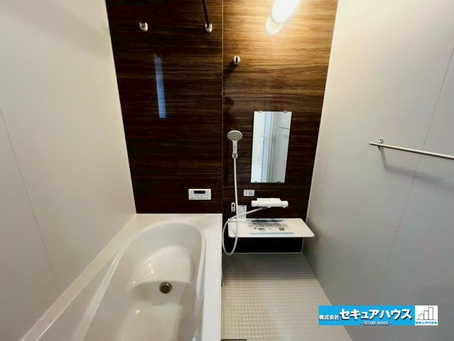 【同施工物件ご案内可能】刈谷市泉田町半崎　全2棟の内観：施工例|【浴室イメージ】
◆アクセントパネルで落ち着きのある雰囲気を演出します。毎日の疲れを癒やすバスタイムをお楽しみ下さい！
◆窓付きで、カビの繁殖を抑える効果があります。　　　　　　　　　　　　　　　　　