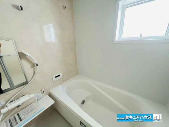【本日ご案内可能】刈谷市泉田町半崎　全2棟の浴室|【浴室】
◆アクセントパネルで落ち着きのある雰囲気を演出します。毎日の疲れを癒やすバスタイムをお楽しみ下さい！
◆窓付きで、カビの繁殖を抑える効果があります。
◆追い炊き機能を備えたオートバスです。　