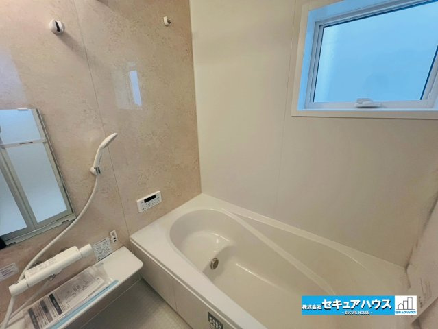 【本日ご案内可能】刈谷市泉田町半崎　全2棟の浴室|【浴室】
◆アクセントパネルで落ち着きのある雰囲気を演出します。毎日の疲れを癒やすバスタイムをお楽しみ下さい！
◆窓付きで、カビの繁殖を抑える効果があります。
◆追い炊き機能を備えたオートバスです。　