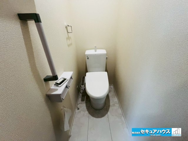 【同施工物件ご案内可能】刈谷市泉田町半崎　全2棟の内観：施工例|【高機能トイレイメージ】
◆高機能トイレの多くは便器のフタの開閉が自動であり、使用後に手動で水を流す面倒もなく非常に便利です。スタイリッシュな見た目で、お掃除しやすく、節水効果が高いです。　　　　　　
