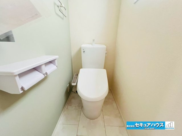 【本日ご案内可能】刈谷市泉田町半崎　全2棟のトイレ|【高機能トイレ】
◆高機能トイレの多くは便器のフタの開閉が自動であり、使用後に手動で水を流す面倒もなく非常に便利です。スタイリッシュな見た目で、お掃除しやすく、節水効果が高いです。　　　　　　　　　　