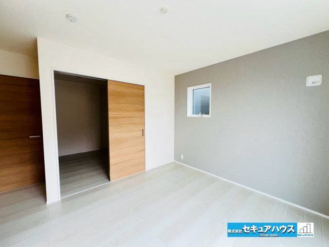 【本日ご案内可能】刈谷市泉田町半崎　全2棟の洋室|【洋室7.3帖】
◆広々とした居住空間は日々の暮らしを彩り、心のやすらぎと満足感を与えてくれます。通風と採光を考慮した設計は子供たちはのびのび育ち、家族でくつろぎと団らんを生み出します。　　　　　　　