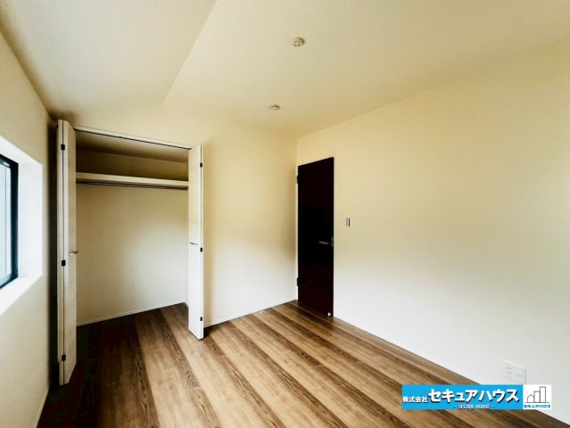 【同施工物件ご案内可能】刈谷市泉田町半崎　全2棟の内観：施工例|【洋室イメージ】
◆家族一人ひとりの大切なプライベート空間。趣味に合わせて使って頂けるようシンプルに仕上げてあります。暮らし心地を大きく左右する収納を、適材適所に配置し使い勝手を考慮しました。　　　　