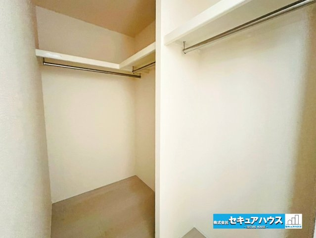 【本日ご案内可能】刈谷市泉田町半崎　全2棟の収納|【洋室7.3帖のウォークインクローゼット】
◆L字のハンガーパイプが設置されておりお洋服や荷物を沢山収納することができます。　　　　　　　　　　　　　　　　　　　　　　　　　　　　　　　　　　　　　　
