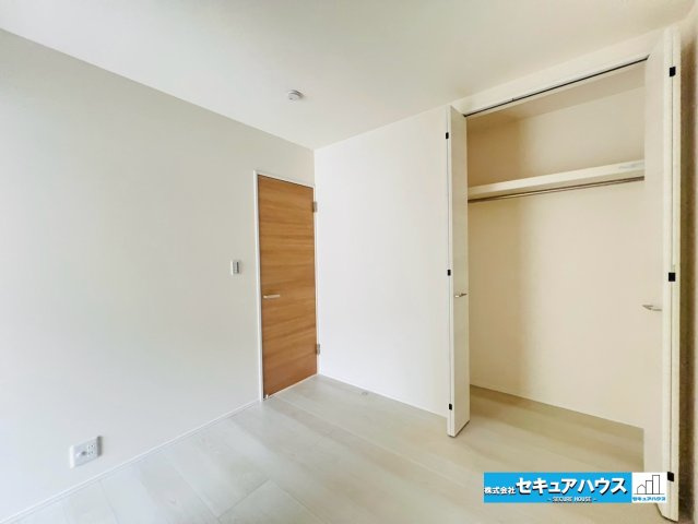 【本日ご案内可能】刈谷市泉田町半崎　全2棟の洋室|【洋室4.5帖】
◆洋室7.3帖と引き戸でつなげることのできるお部屋です。家族構成やライフスタイルに合わせて使い方を変化させることのできる汎用性の高さが魅力です。　　　　　　　　　　　　　　　　　　　