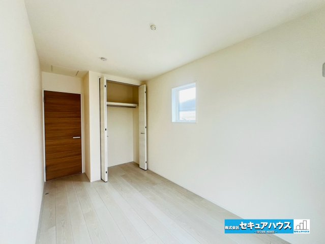 【本日ご案内可能】刈谷市泉田町半崎　全2棟の洋室|【洋室5.9帖】
◆家族一人ひとりの大切なプライベート空間。趣味に合わせて使って頂けるようシンプルに仕上げてあります。暮らし心地を大きく左右する収納を、適材適所に配置し使い勝手を考慮しました。　　　　