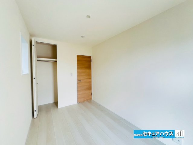 【本日ご案内可能】刈谷市泉田町半崎　全2棟の洋室|【洋室5帖】
◆お子様のお部屋や主寝室、来客時の宿泊室、趣味のお部屋としてもご利用いただけます♪
◆全居室収納付きのため各居室ごとにお洋服や荷物をしまうことができます。　　　　　　　　　　　　　　　　