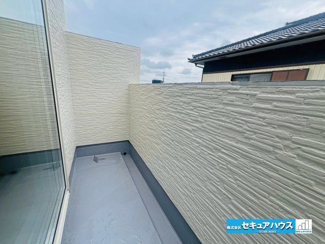 【本日ご案内可能】刈谷市泉田町半崎　全2棟のバルコニー|【バルコニー】
◆見晴らしもよく、太陽の温かな温もりをめいっぱい受け止めてくれます。
太陽の光と爽やかな風を受けたお洗濯物はあっという間に乾き、取りこむ時には太陽の匂いを感じられそうですね。　