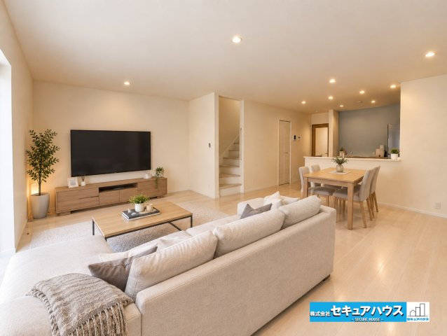 【本日ご案内可能】刈谷市泉田町半崎　全2棟の居間・リビング|【リビングに家具を配置したイメージ図】
◆広々としたリビングにはダイニングテーブルや大きなソファを配置することができます。
◆シンプルなデザインのため好きなテイストの空間をつくることができます。　　　