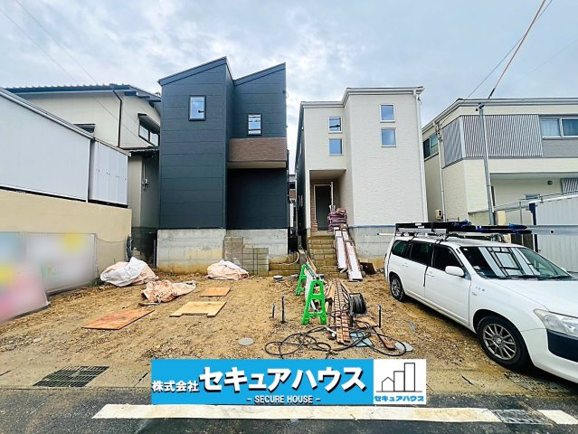 【本日ご案内可能】刈谷市泉田町半崎　全2棟の外観|【現地外観写真　全2棟】
◆内装完成！本日ご案内可能！
◆駐車並列2台可能！オプション工事でカーポート設置などいかがでしょうか。その他にも、フェンスなどの「オプション工事」もご提案いたします♪　　　　