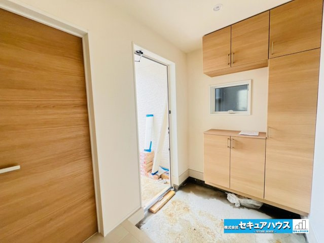 【本日ご案内可能】刈谷市泉田町半崎　全2棟の玄関|【玄関】
◆お家に出会う人々を迎える玄関だからこそ、広々清潔感あふれる空間にしたいものです。採光・通風にも配慮された設計で毎日明るい空間をキープします♪
◆ダブルロックキーで防犯面も安心です♪　　　　