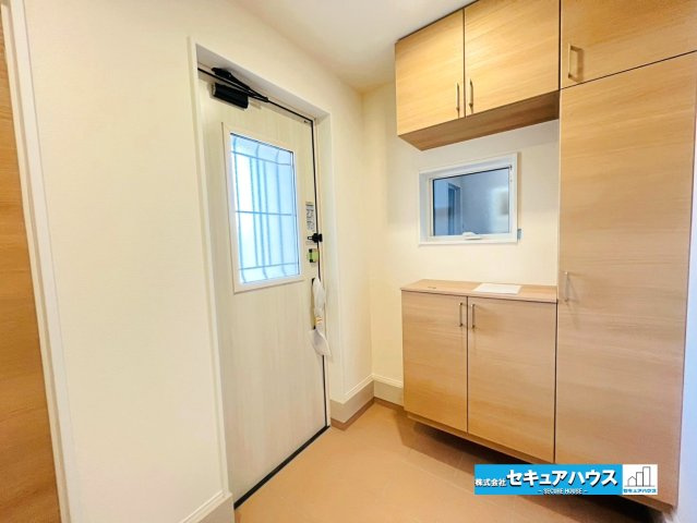 【本日ご案内可能】刈谷市泉田町半崎　全2棟の玄関|【玄関】
◆お家に出会う人々を迎える玄関だからこそ、広々清潔感あふれる空間にしたいものです。採光・通風にも配慮された設計で毎日明るい空間をキープします♪
◆ダブルロックキーで防犯面も安心です♪　　　　