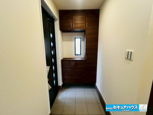 【同施工物件ご案内可能】刈谷市泉田町半崎　全2棟の内観：施工例|【玄関イメージ】
◆お家に出会う人々を迎える玄関だからこそ、広々清潔感あふれる空間にしたいものです。採光・通風にも配慮された設計で毎日明るい空間をキープします♪　　　　　　　　　　　　　　　　　　　　