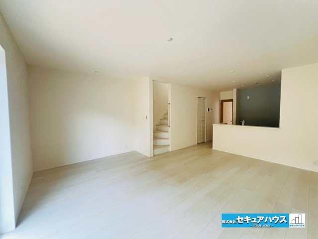 【本日ご案内可能】刈谷市泉田町半崎　全2棟の居間・リビング|【LDK17.5帖】
◆通学から帰宅し、リビングルームで会話を楽しむ子ども達。リビングから臨む景色は太陽色に染まり、解放感溢れゆったりとしたひと時を過ごすことが出来る素敵な空間です。　　　　　　　　　