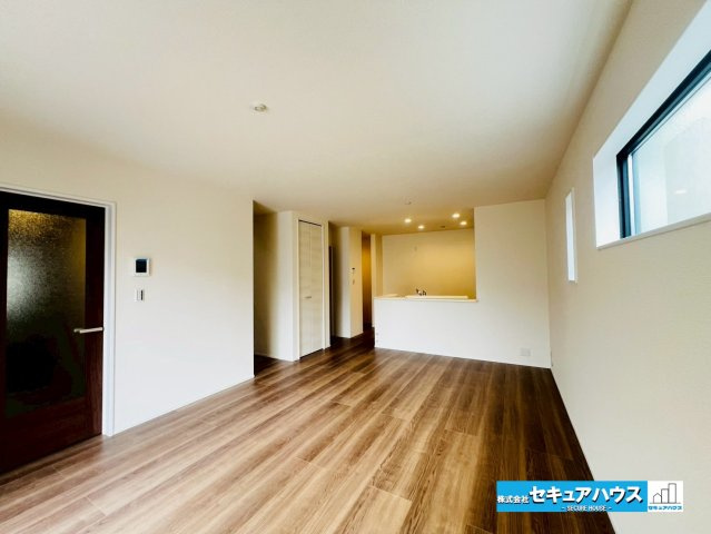 【同施工物件ご案内可能】刈谷市泉田町半崎　全2棟の内観：施工例|【LDKイメージ】
◆通学から帰宅し、リビングルームで会話を楽しむ子ども達。リビングから臨む景色は太陽色に染まり、解放感溢れゆったりとしたひと時を過ごすことが出来る素敵な空間です。　　　　　　　　　　