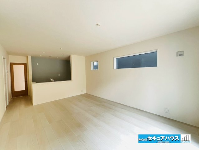 【本日ご案内可能】刈谷市泉田町半崎　全2棟の居間・リビング|【LDK17.5帖別角度】
◆日当たりが良く温かい広々リビングは家族の団らんスペースになります。
◆リビング収納付きのため日用品や掃除用具がすっきりと片付きます。　　　　　　　　　　　　　　　　　　　