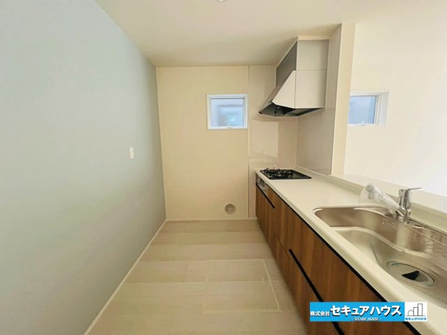 【本日ご案内可能】刈谷市泉田町半崎　全2棟のキッチン|【キッチン】
◆広々としたキッチンスペースのため家族で並んで料理できます。
◆アクセントクロスによりお洒落な仕上がりです。
◆床下収納には飲み物や調味料のストックをしまうことができます。　　　　　　　