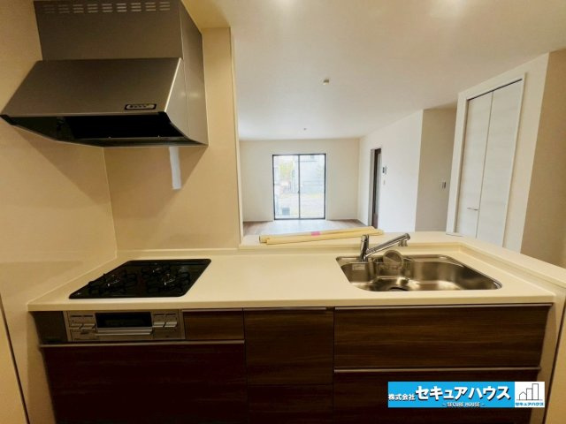 【同施工物件ご案内可能】刈谷市泉田町半崎　全2棟の内観：施工例|【キッチンイメージ】
◆同時にたくさんの料理が調理できる3口コンロ。「焼く・蒸す・煮る」の工程を同時進行で進めることができるので、料理を素早く作ることができます。育児でバタバタ忙しいママに嬉しい♪　　