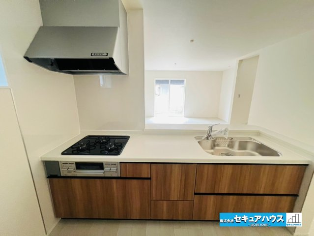 【本日ご案内可能】刈谷市泉田町半崎　全2棟のキッチン|【キッチン】
◆同時にたくさんの料理が調理できる3口コンロ。「焼く・蒸す・煮る」の工程を同時進行で進めることができるので、料理を素早く作ることができます。育児でバタバタ忙しいママに嬉しい♪　　　　　　