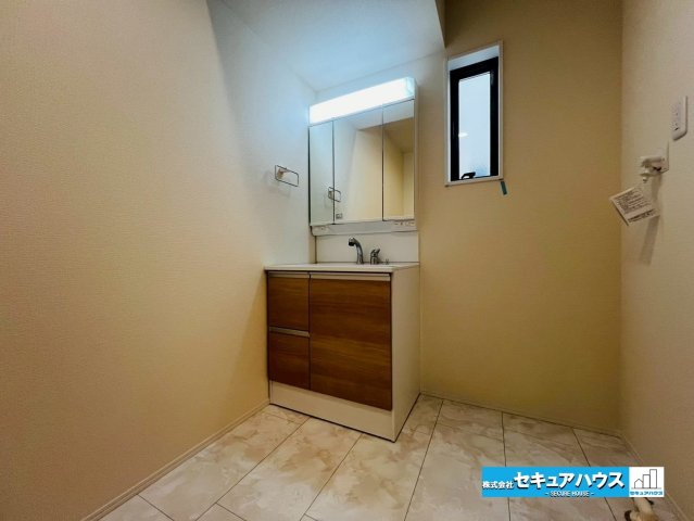 【同施工物件ご案内可能】刈谷市泉田町半崎　全2棟の内観：施工例|【洗面台イメージ】
◆鏡の裏にはたっぷりと収納スペースを標準装備！
◆電源を付属しているのでドライヤーなど利用できます。　　　　　　　　　　　　　　　　　　　　　　　　　　　　　　　　　　　　　　　　