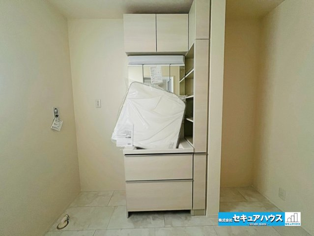 【本日ご案内可能】刈谷市泉田町半崎　全2棟の独立洗面台|【洗面台】
◆鏡の裏にはたっぷりと収納スペースを標準装備！洗面台横にも棚付きです♪
◆電源を付属しているのでドライヤーなど利用できます。
◆洗面台右側の空間には棚を設置してタオル置き場をつくれます。　