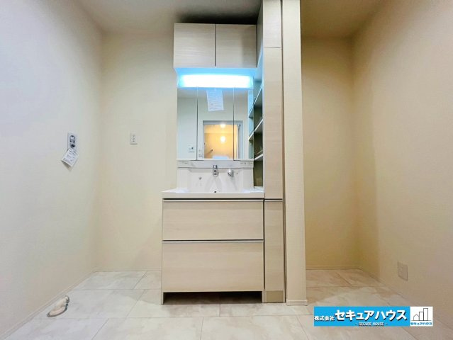 【本日ご案内可能】刈谷市泉田町半崎　全2棟の独立洗面台|【洗面台】
◆鏡の裏にはたっぷりと収納スペースを標準装備！洗面台横にも棚付きです♪
◆電源を付属しているのでドライヤーなど利用できます。
◆洗面台右側の空間には棚を設置してタオル置き場をつくれます。　
